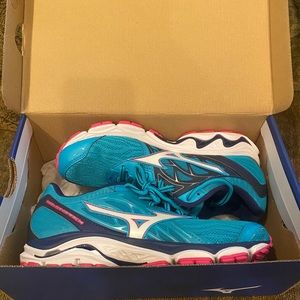 NWT Mizuno Women’s Running Shoes Wave Inspire 14
